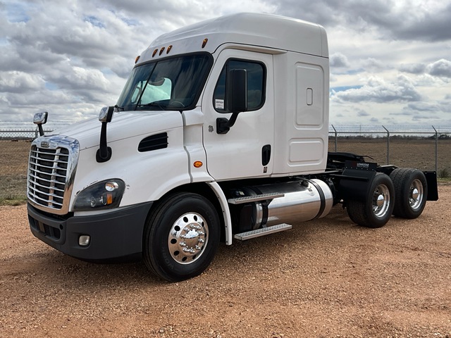 2019 Freightliner Cascadia 113 6x4 T/A Sleeper Truck Tractor