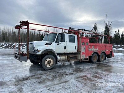 2010 International WorkStar 7400 6x4 Crew Cab Ciężarówka serwisowa