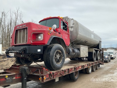 2000 Mack CH613 Fuel Truck