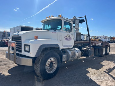 2003 Mack RD688S 6x4 Camión rodante (Inoperable)