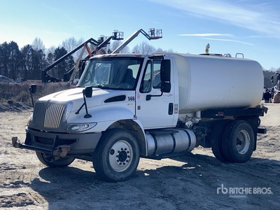2010 International 4300 2000 gal 4x2 Camion cisterna de agua (Inoperable)