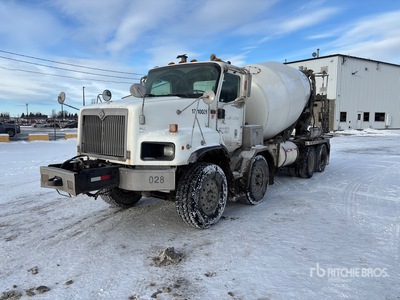 2006 International 5600 8x4 Twin-Steer Camion hormigonera