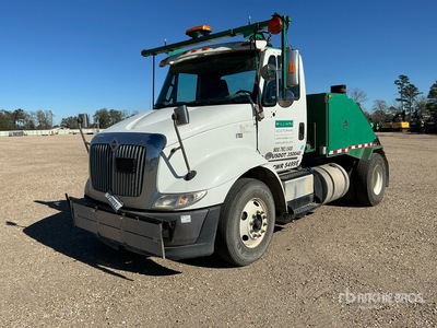 2017 International 8600 4x2 Toter Truck