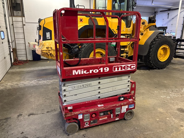 2018 MEC Micro-19 Electric Scissor Lift
