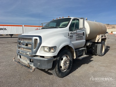 2006 Ford F-650 2000 gal 4x2 Camion cisterna de agua