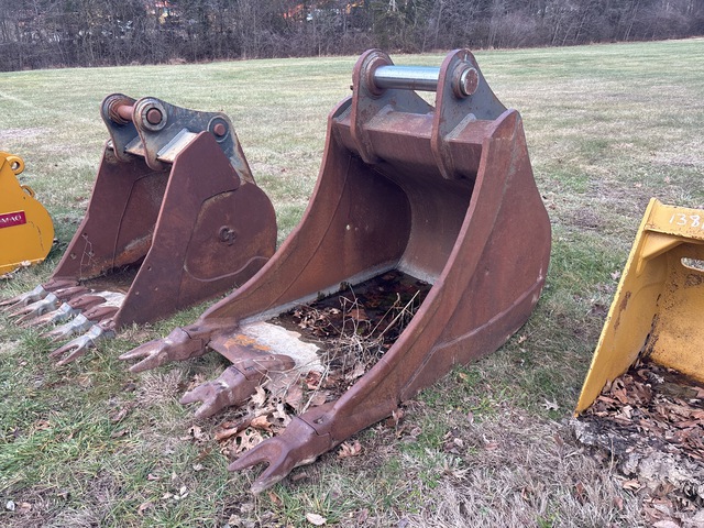 2011 Volvo 44 in Digging Bucket
