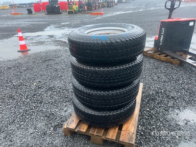 Quantity of (4) 235/85R16 Équipements pour pneus