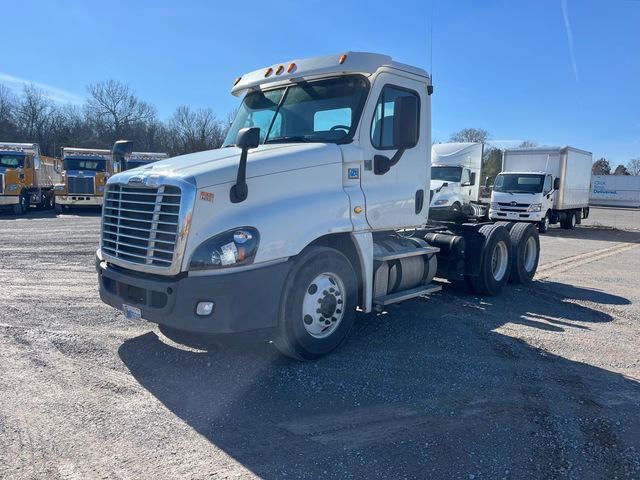 2014 Freightliner Cascadia 125 6x4 T/A Day Cab Truck Tractor
