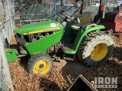 John Deere 3032E 4WD tractor utilitario