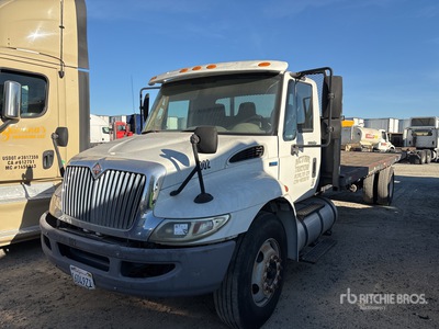 2012 International 4300 4x2 Ciężarówka z płaską platformą