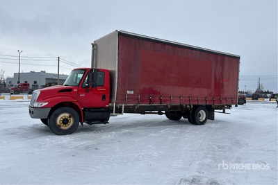 2004 International 4400 SBA 4x2 Camion con lona