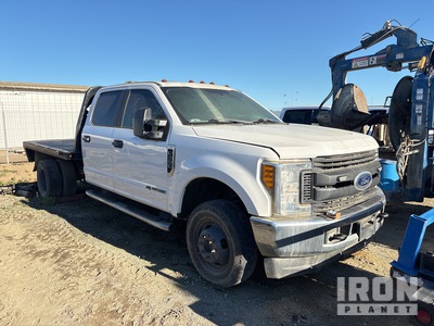 2017 Ford F-350 XL 4x4 Crew Cab Flatbed Truck