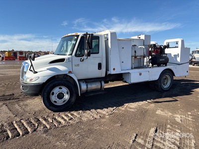 2006 International 4300 4x2 Brandstof- en smeerwagen