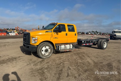 2017 Ford F-650 4x2 Crew Cab を見 Cab and Chassis