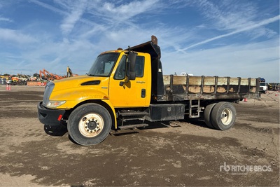2009 International 4300 4x2 شاحنة نقل بضاعة مفتوحة