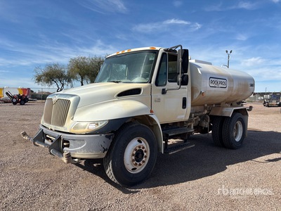 2006 International 4200 2000 gal 4x2 Camion à eau