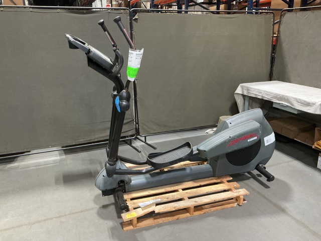 Life Fitness 9500HR Elliptical Life Fitness 9500HR Elliptical