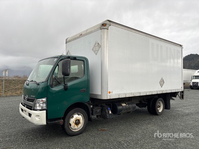 2013 Hino 740 4x2 Furgonetka