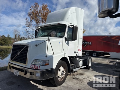 2011 Volvo VNM 4x2 Cabeza Tractora Cabina Corta (Inoperable)