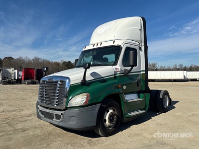 2015 Freightliner CA125 4x2 S/A Day Cab Truck Tractor