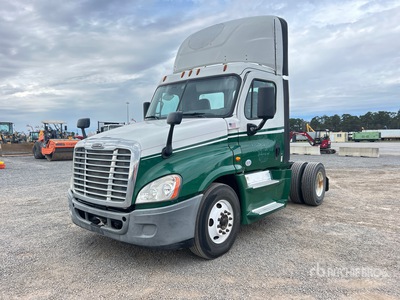 2015 Freightliner Cascadia 125 4x2 S/A Day Cab Truck Tractor