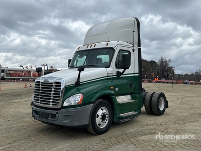 2015 Freightliner CA125 4x2 S/A Day Cab Truck Tractor