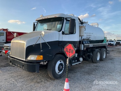 1999 Volvo VN 6x4 下水工事用トラック