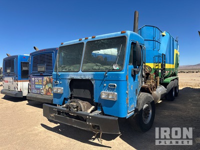 2015 Peterbilt 320 Waste Collection Truck