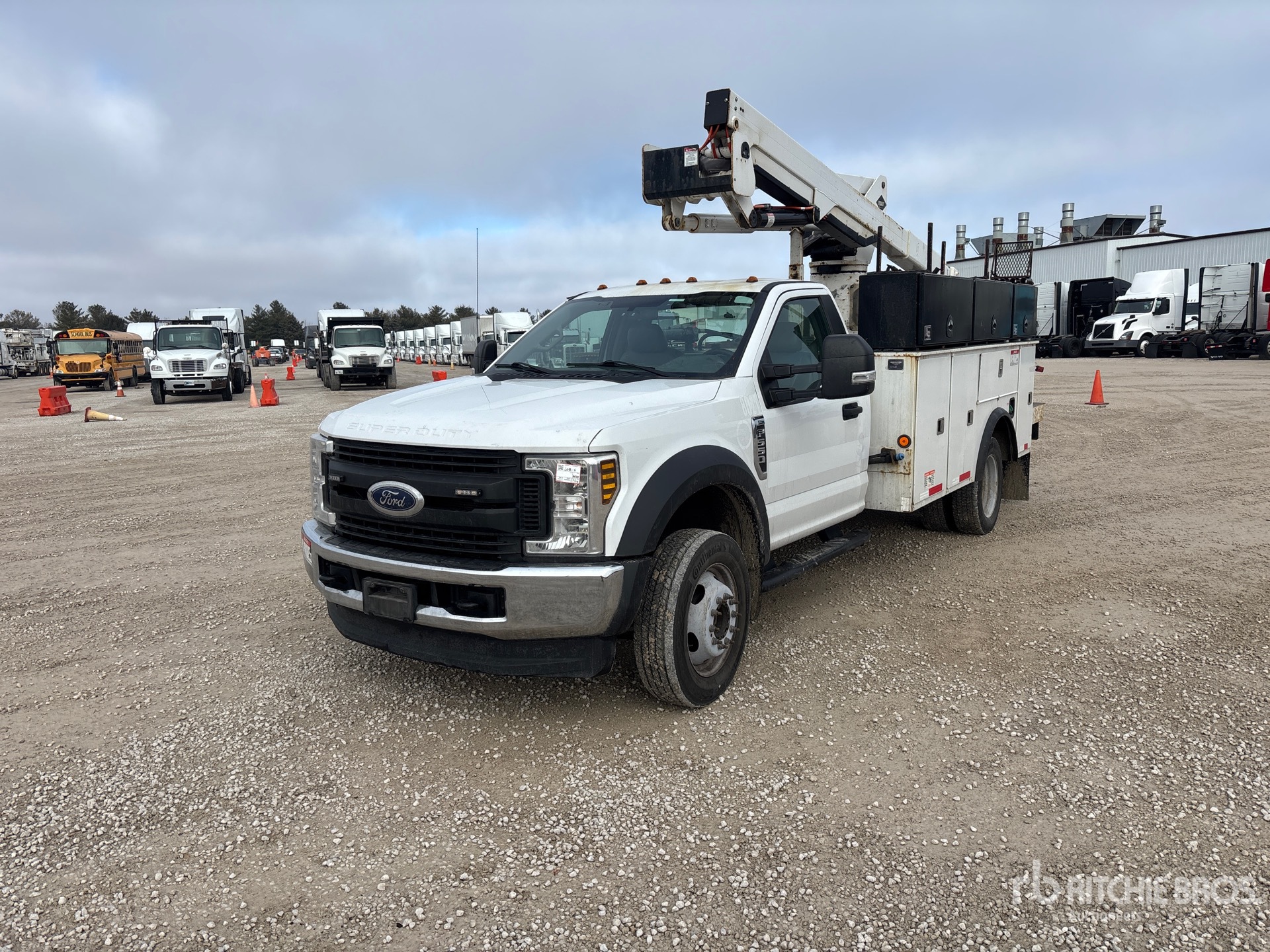 2019 Versalift SST40EIH 40 ft on 2019 Ford F-550 XL 4x4 Bucket Truck