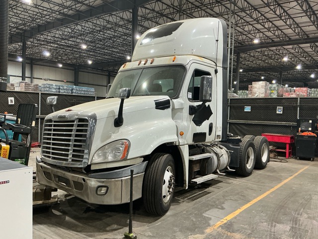 2015 Freightliner Cascadia 125 6x4 T/A Day Cab Truck Tractor