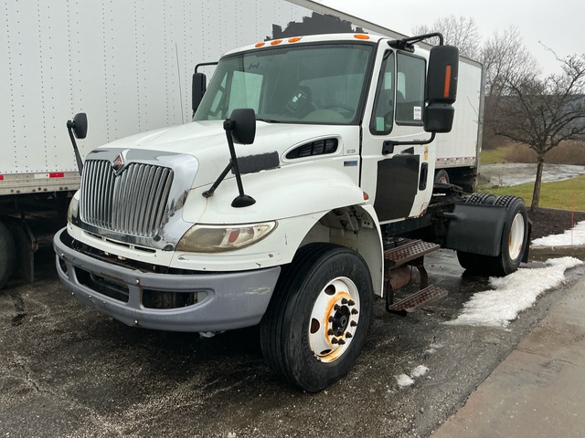 2011 International 4400 SBA 4x2 4x2 S/A Day Cab Truck Tractor