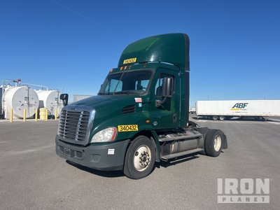 2015 Freightliner Cascadia 113 4x2 S/A Day Cab Truck Tractor