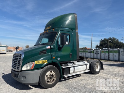 2015 Freightliner Cascadia 113 4x2 S/A Day Cab Truck Tractor