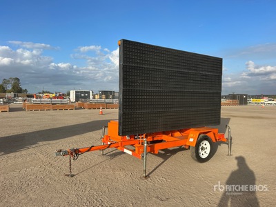 2013 American Signal Solar を見 Arrow Board