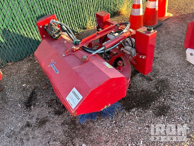 2020 Ventrac NJ380 40 in Bezem hulpstuk