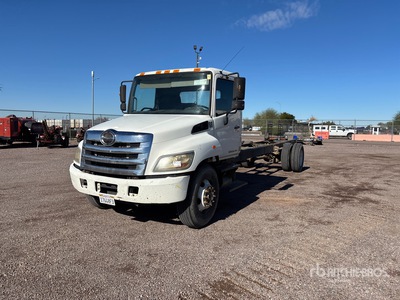 2013 Hino 338 を見 Cab and Chassis