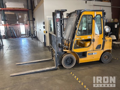 Hyundai 25L-7A 5000 lb Cushion Tire フォークリフト