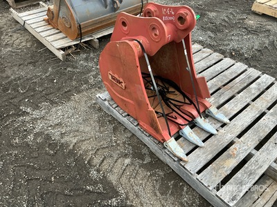 18 in Digging Excavator Bucket - Fits 3 Ton