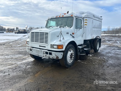 Elgin Crosswind on 1999 International 4700 Sweeper Truck
