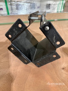 Quantity of (100) 4x4 AS Steel Black Base Supports Articoli da ferramenta e di consumo