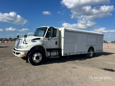 2010 International 4400 4x2 8 Bay Camion à boissons