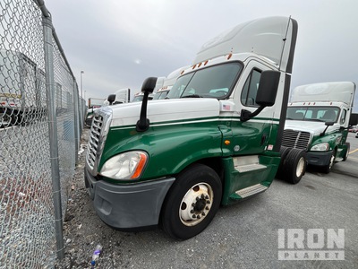 2015 Freightliner CA125 4x2 S/A Day Cab Truck Tractor