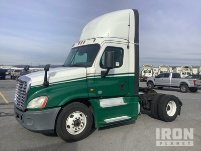 2015 Freightliner Cascadia 125 4x2 Ciągnik siodłowy z kabiną dzienną S/A