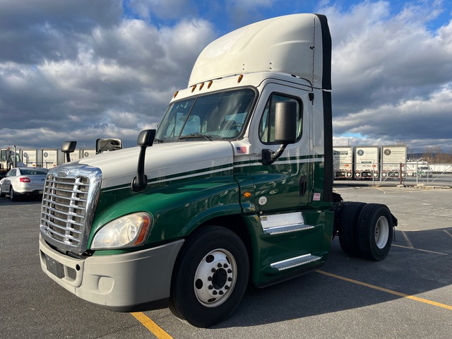 2015 Freightliner Cascadia 125 4x2 S/A Day Cab Truck Tractor