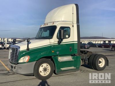 2015 Freightliner Cascadia 125 4x2 Ciągnik siodłowy z kabiną dzienną S/A