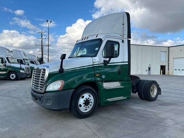 2017 Freightliner CA125 4x2 S/A Day Cab Truck Tractor