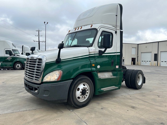2017 Freightliner CA125 4x2 S/A Day Cab Truck Tractor