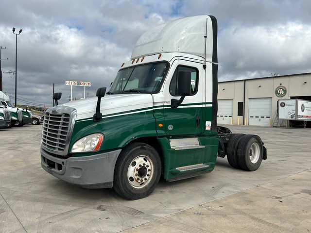 2016 Freightliner CA125 4x2 S/A Day Cab Truck Tractor