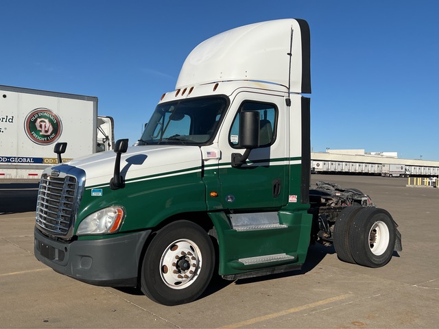 2017 Freightliner CA125DC 4x2 S/A Day Cab Truck Tractor