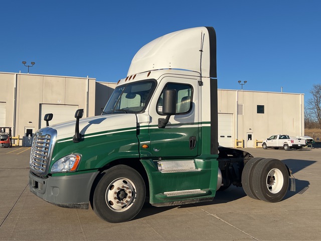 2015 Freightliner CA125 4x2 S/A Day Cab Truck Tractor